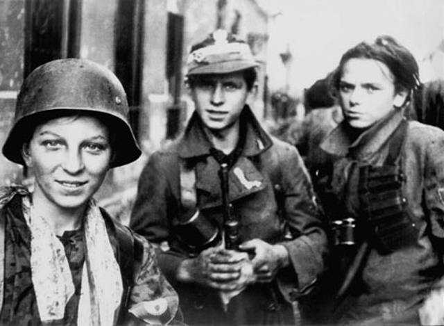 Żołnierze zgrupowania "Radosław" po kilku godzinnym przejściu kanałami z placu Krasińskich do ulicy Wareckiej na Śródmieście, nad ranem 2 IX 1944. W hełmie Tadeusz Rajszczak "Maszynka" z baonu "Miotła".